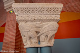 <center>Musée des Augustins</center>Tailloir orne de croisillons dans des cercles imbriques. Calcaire
Oiseaux à têtes de monstres. Chapiteau de colonnes jumelles. Calcaire.
Toulouse, cloître du monastère de la Daurade. 