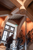 <center>Musée des Augustins</center>Escalier Spectral
2025
Installation lumineuse et sonore : ligne lumineuse verticale, système audio spatialisé, architecture, enregistrements sonores, programme de contrôle sur mesure
Au croisement entre art et technologie, l’installation de Pablo Valbuena, conçue spécialement pour l’escalier dessiné par Viollet-le-Duc à la fin du 19e siècle, est une ligne verticale où se déplacent des points lumineux à différentes hauteurs, en synchronisation avec des sons captés et diffusés instantanément en plusieurs endroits de l’escalier. Les bruits de nos propres pas, de nos propres conversations... sans nous, ce dispositif spatio-temporel et synesthésique n’existe donc pas.