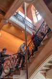 <center>Musée des Augustins</center>À nous de créer l’image d’un escalier spectral, où se devine l’ancien, fait de briques, de pierre et de fer forgé, et où se superpose le nouveau, en partie intangible. La ligne est légère, aérienne, spirituelle. Réinterprétation subtile et contemporaine du passé religieux du musée, elle rappelle les rayons lumineux symbolisant la transcendance divine dans la peinture sacrée occidentale : ici néanmoins, c’est nous qui faisons jaillir la lumière. C’est nous également qui créons un effet d’écho comme on en trouve dans les églises. L’escalier devient ainsi le lieu d’un rituel propice à l’introspection et à une expérience plus profonde de la réalité : il structure le temps, le ralentit.