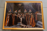 <center>Musée des Augustins</center>Philippe de Champaigne
(Bruxelles, 1602 - Paris, 1674)
Réception d’Henri d’Orléans, duc de Longueville, dans l’ordre du Saint-Esprit par le roi Louis XIII, le 15 mai 1633
1634
Huile sur toile
Envoi du Gouvernement Impérial, 1812 ; transfert de propriété de l’État à la Ville de Toulouse, 2004. <br>
Confronté à l’opposition des nobles au début de son règne, Louis XIII remet au goût du jour l’ordre de chevalerie du Saint-Esprit, fondé en 1578 pour regrouper autour du roi des compagnons fidèles. Peintre de cour d’origine flamande, Philippe de Champaigne réalise un grand portrait collectif dans la tradition des peintres du Nord, la richesse des décors et des costumes participe à la solennité de la scène. Aucun prétexte mythologique ici, le tableau est pleinement contemporain. Le message politique est clair : la noblesse vient faire allégeance au roi, souverain absolu de droit divin.