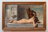 <center>Musée des Augustins</center>Édouard Debat-Ponsan
JOUM. 1847 - Pato. 1913)
Le Massage. Scène de hammam
1883
Huile sur toile Achat 1885. <br>
Emblématique de V'orientalisme de ia fin du 19e siècle, cette toile a été peinte un an après un voyage effectué en Orient par Édouard Debat-Ponsan, qui restitue avec minutie le décor du hammam. La composition est une mise en scène voyeuriste et érotisée d’un moment d’intimité. Élève d' Alexandre Cabanel, célèbre pour ses Vénus dénudées, Debat-Ponsan insiste sur le contraste entre les deux corps féminins, réduits à deux archétypes : le corps du modèle noir au travail est en tension quand le corps laiteux de la baigneuse alanguie est d’un modelé doux et rond.