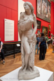 <center>Musée des Augustins</center>Jean-Jacques Pradier I dit James Pradier
(Genève 1700 - Rueil, 1862)
Chloris caressée par Zéphyr
1849
Marbre
Dépôt de l’État, 1840 ; transfert de propriété de l’État à la Ville de Toulouse, 2004. <br>
Prix de Rome en 1812, James Pradier est de son temps considéré comme l’un des grands artistes capables de rivaliser avec la sculpture antique. Sa Chloris détourne le modèle d’une Vénus pudique : déshabillée par le dieu du vent, la jeune femme retient avec difficulté son vêtement et les gerbes de fleurs qu’elle tenait dans les bras. Elle est pourtant plus sensuelle que surprise : la référence mythologique est un prétexte permettant au sculpteur de justifier la nudité voluptueuse de son héroïne, symbole du printemps et de la jeunesse.