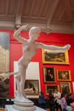 <center>Musée des Augustins</center>Alexandre Falguière
(Toulouse, 1831 - Paris, 1900)
Nymphe chasseresse
1888
Marbre. Don de Charles Goddard Weld, 1906. <br>
Cette Nymphe chasseresse d’Alexandre Falguière, le plus fameux sculpteur toulousain de la fin du 19e siècle, ne reprend pas les canons antiques. Il s’agit au contraire d’une femme de son temps, une beauté épanouie, souriante, arborant une coiffure à la mode. La nymphe est saisie par le sculpteur alors qu’elle s’apprête à décocher une flèche : l’œuvre est emblématique des recherches de mouvement et d’équilibre de Falguière, par ailleurs passionné par le nu féminin.