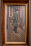 <center>Musée des Augustins</center>Henri de Toulouse-Lautrec
(AJbi, 1864 - Château de Mafromé, 1901)
Portrait de François Gauzi
888
Huile et essence sur toile. Legs de François Gauzi, 1933. <br>
C’est une histoire d’amitié que nous raconte ce petit tableau.
Tous deux originaires du Sud-Ouest, François Gauzi (Fronton, 1862 - Toulouse, 1933) et Henri de Toulouse-Lautrec se rencontrent en 1885 à Paris, au sein de l’atelier de Fernand Cormon. Très amis, vivant l’un près de l’autre entre 1886 et 1891, ils passent fréquemment leurs soirées ensemble dans les cabarets de l’Élysée-Montmartre, du Mirliton ou du Moulin-Rouge. Toulouse-Lautrec prend souvent Gauzi comme modèle. Dans ce portrait en pied, il s’inspire des portraits d’Edgar Degas pour lesquels il éprouve une vive admiration.