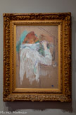 <center>Musée des Augustins</center>Henri de Toulouse-Lautrec
(Albi, 1864 - Château de Malromé, 1901)
Femme se frisant
Vers 1891
Huile sur carton Don de la comtesse Alphonse de Toulouse-Lautrec, 1904. <br>
En 1904, la comtesse de Toulouse-Lautrec fait don au musée de deux œuvres de son fils. Né à Albi en 1864, mort précocement à l’âge de 36 ans, l’artiste porte sur les danseuses, prostituées et autres femmes de la nuit une curiosité sincère, dénuée de jugement. Il parvient souvent à suggérer sans montrer, avec une délicatesse rare et un sens aigu de la composition et du détail. Dans cette œuvre extraite de la série « Elle », on ne voit pas les traits de Carmen Gaudin, son modèle préféré : la main qui tient un fer à friser se trouve exactement au niveau du reflet de son visage.