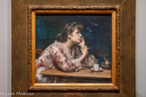 <center>Musée des Augustins</center>Amélie Beaury-Saurel
(Barcelone. 1848-Paris, 1924)
Dans le bleu
1894
Pastel sur carton
don du baron Alphonse de FlothsehSd. 1894. <br>
Responsable de la classe de l’académie Julian ouverte aux femmes Amélie Beaury-Saurel est l’une des pionnières de le peinture féminine. Elle s’impose ici comme une chroniqueuse engagée de la vie moderne, revendiquant le droit à la solitude oisive et au plaisir du café et de la cigarette pour une femme – l’un comme l’autre étaient alors jugés inconvenants. Le frite Dans le bleu évoque un état d’âme  fugitif, entre symbolisme et réalisme A la fois moelleuse et indistincte, la technique du pastel contribue au mystère de le scène, possible mise en abime des pensées de l’artiste.