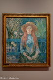 <center>Musée des Augustins</center>Berthe Morisot
Jeune fille dans un parc
1888-1893
Huile sur toile
Don de la famille Ernest Rouart 1905. <br>
Le thème de la jeune fille assise sur un banc se retrouve à plusieurs reprises dans l’œuvre de Berthe Morisot Associée au mouvement impressionniste, l’artiste se singularise par une touche ample et vive qui dissout les formes pour faire du modèle représenté un prolongement de la nature. C’est ici l’attitude de la jeune fille et l’impression qu’elle dégage qui l’intéressent plus que les traits précis de son visage. Le tableau n’est d’ailleurs pas un portrait : Berthe Morisot le commença avec Jeanne-Marie, qui posa régulièrement pour elle, et le termina avec sa fille Julie.