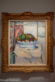 <center>Musée des Augustins</center>Fruits et moustiers
1907
Huile sur toile
 Achat, 1979. <br>
Henri Manguin a dix-huit ans lorsqu’il se lie d’amitié avec Albert Marquet et Henri Matisse. À leurs côtés, il devient bientôt l’un des pionniers de la libération de la couleur : au Salon d’Automne de 1905, il est désigné comme l’un des « fauves » par le critique Louis Vauxcelles. Manguin se distingue au sein du groupe par son sens inné de l’équilibre, de l’harmonie et de la couleur, comme en témoigne cette audacieuse nature morte : elle illustre l’évolution des modernes vers le cubisme.