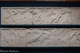 <center>Musée des Augustins</center>Sylvestre Clerc
(Toulouse, 1892 - Toulouse, 1965)
Légendes antiques I
1932
Plâtre
Achat avec l’aide du Fonds régional d’acquisitions pour les musées Midi-Pyrénées, 1996. <br>
Ces bas-reliefs sont des maquettes pour le décor sculpté qui ome la façade de la Bibliothèque d’Étude et du Patrimoine, rue de Périgord : construit entre 1932 et 1935 par Jean Montariol, ce bâtiment est l’un des fleurons de l’Art déco toulousain, inscrit au titre des Monuments Historiques en 1994. Le programme de la frise décorative qui se déploie sur plus de 60 mètres s’inscrit dans l’idéal humaniste de l’époque, souvent désigné sous le nom de « Temple de la pensée ». Les Légendes antiques viennent ainsi illustrer les grands mythes fondateurs de la pensée moderne, en juxtaposant des récits structurants pour l’histoire de l’Égypte, la Perse, la Grèce et les Indes. Les scènes s’enchaînent harmonieusement, peuplées d’hommes, de monstres et d’animaux qui s’entremêlent. Prix de Rome en 1926, Sylvestre Clerc adopte un style épuré, sec, parfois anguleux, conforme à l’esthétique de l’époque.