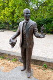 <center>Le jardin Compans-Caffarelli</center>Postée à son entrée, la statue d'un personnage célèbre accueille les visiteurs : Carlos Gardel, chanteur star du tango argentin, né à Toulouse en 1890. La sculpture en bronze d'1,90m tient un couple de danseurs de tango dans sa main. Sébastien Langloÿs a placé sur la main droite de Carlos Gardel un espace entre ses doigts. En effet à Buenos Aires, une tradition est de donner une cigarette à la statue de Carlos Gardel. ici, il est également possible de le faire. 2018.