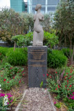<center>Le jardin Compans-Caffarelli</center>Statue en souvenir du calvaire et de la deshumanisation de l'esclavage. 
Pour la liberté et la dignité.