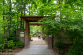 <center>Le jardin japonais</center>Entrée du jardin. Ce jardin a été créé en 1981 pour répondre au souhait de Pierre Baudis durant son mandat à la mairie de Toulouse. D chaque côté, des juniperus.