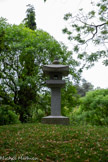 <center>Le jardin japonais</center>À leur origine, les lanternes de pierre étaient des objets votifs disposés à l’entrée de temples ou dans les cimetières pour honorer l’âme des ancêtres. Elles furent détournées de leur fonction première à la période du zen et introduites dans les jardins. Élément graphique indiquant la présence de l’homme, la fonction d'éclairage de ces lanternes est devenue accessoire.