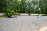 <center>Le jardin japonais</center>La période Zen. Durant cette période, les jardiniers ne cherchent pas à imiter la nature par une illustration trop réaliste, mais à la transcender.
Par leur architecture dénudée, les jardins secs sont dédiés à la contemplation et à la méditation. Développés au XVe et XVIe siècles, ils font partie des éléments essentiels des jardins japo¬nais. Ils figurent, de manière abstraite, l’eau par du sable et les montagnes par des rochers. Les sillons, tracés par le maître jardinier, traduisent le mouvement de l’onde.
Dans le triangle de sable du jardin, divers groupes de rochers sont disposés. L’un d’eux, situé au milieu de la mer de sable, peut symboliser les îles Grue et Tortue. Issues de la mythologie taoïste, ces îles, opposées et complémentaires, sont très souvent symbolisées par des compositions minérales. A droite, l’île Grue, de forme allongée et verticale est le symbole de l’immortalité et représente la migration de l’âme. Un pin est souvent planté sur cette île. A gauche, L’île Tortue, de forme plutôt ramassée et compacte, rappelle le dos d’une tortue. Elle est le symbole de la longévité et représente la stabilité terrestre.