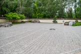 <center>Le jardin japonais</center>La technique du Shakkei ou paysage emprunté.
Cette technique consiste à intégrer une vue lointaine dans le jardin pour lui donner une profondeur au-delà de ses limites physiques.
Lors de sa création, le jardin devra être orienté de manière à intégrer l'arrière-plan dans la composition principale afin d'éviter qu'une trop forte présence ne détruise l'harmonie de l'ensemble.