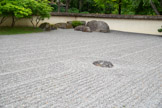 <center>Le jardin japonais</center>Le paysagiste Isamu NOGUCHI (1904–1988), sculpteur et designer américano-japonais, qui était déjà renommé pour ses jardins et ses œuvres intégrant des éléments naturels, tels au Sunken Garden à New York en 1956 ou au Jardin de la paix dans l’enceinte du siège de l’UNESCO à Paris en 1958, fut associé au projet du fait de son approche moderne et minimaliste en respect avec les principes traditionnels japonais (« wabi-sabi », asymétrie, harmonie avec la nature). NOGUCHI imagina le jardin sec « karesansui », avec des pierres, du gravier ratissé, et des éléments végétaux minimalistes (érables, pins). Il intégra des sculptures abstraites en pierre pour dialoguer avec les formes naturelles. Le pont rouge et les lanternes en pierre sont des clins d’œil aux jardins de Kyoto. Il supervisa les travaux sur place en 1980 et 1981 avec des allers-retours entre son atelier à New York et Toulouse. Il fut reproché à NOGUCHI le caractère trop épuré ou trop occidental de son intervention ; ce a quoi il répondit qu’il s’agissait d’une réinterprétation plutôt qu’une reproduction.