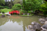 <center>Le jardin japonais</center>Ici, le pont rouge et le pont de pierres plates relient le jardin à l’île du Paradis, face au pavillon de thé. Il évoque un espace de transition à l’élévation spirituelle et rend accessible l’île, symbole du paradis. Sa courbure en demi-cercle, peu habituelle, suggère par son reflet dans 1’eau, le disque lunaire. Sous toute autre forme, les ponts de bois ou de pierre participent à la symbolique du passage purificateur.