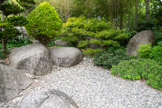 <center>Le jardin japonais</center>Cascade sèche. Qu’elle soit réelle (cascade d’eau) ou métaphorique (cascade sèche), sa construction s’effectue toujours de has en haut. Depuis la surface de l’étang, les rochers, par leur disposition, guident le regard vers le haut de la chute et vers la montagne d’où elle jaillit. Deux pierres latérales encadrent la cascade : ke, le côté yin qui est à l’ombre et hare, le côté yang qui est au soleil. La première pierre est verticale et la seconde horizontale.
Elle est devenue un élément capital du jardin japonais durant la période zen. Parce que l’eau est source de vie, les moines zen l’ont célébrée sous toutes ses formes, notamment dans les kare-san-sui, où elle est suggérée par des compositions uniquement minérales. Des galets disposés sur la pente d’un torrent sec suffiront à évoquer la chute tumultueuse de 1’eau. La nappe de gravier figurera l’étendue calme d’un étang ou les vagues d’un océan.