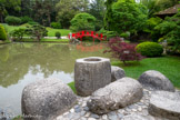 <center>Le jardin japonais</center>Au sud du jardin, de petites collines et des cratères gazonnés symbolisent le relief du Japon, île volcanique. Le mont Fuji est représenté par la plus proéminente des collines. Le Tsukubaï (bassin d'ablutions).