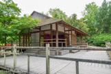 <center>Le jardin japonais</center>Le pavillon de thé reprend les éléments de construction de certains bâtiments du palais de Katsura, édifié au XVIIe siècle et situé ouest du fleuve Katsura à Kyoto.
LE MATERIAU : Le matériau le plus utilisé est le bois en raison de sa résistance aux séismes qui secouent le Japon.
LE TATAMI : D’abord matelas de paille tressé posé sur le plancher, il devient ensuite une unité de mesure. Ici, la structure du pavillon a été étudiée selon les proportions des tatamis de Kyoto : 1,92 x 0,96 m, représentés par des rectangles de lamellés-collés encadrés d’une bordure de bois rouge.
LA TERRASSE : Cette plate-forme aménagée face au jardin zen permet l’observation des astres.
LES PILOTIS : La villa construite sur une nappe de graviers symbolisant l’eau est isolée par des pilotis.
GALERIE PÉRIPHÉRIQUE : Elle permet d’aménager des espaces de transition entre l’intérieur et l’extérieur.
LE TOIT : il est recouvert d’écailles de bois en bardeaux de red cédar.
LES PORTES FENÊTRES : Ce sont de vastes fenêtres coulissantes recouvertes de papier de mûrier blanc, huilé. Ici, un matériau plastique translucide est employé afin de reconstituer la couleur laiteuse du papier originel.
LE CLOISONNEMENT : Les panneaux intérieurs coulissants créent la division du volume tout en capturant les différentes perspectives du jardin.