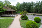 <center>Le jardin japonais</center>L’allée de pas japonais (en bas à droite) commence au pavillon de thé et mène au pont de 3 pierres plates, en passant au pied de la cascade sèche. Le pont donne accès à un sentier irrégulier qui serpente dans la colline surplombant le lac.