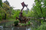 <center>Le jardin Compans-Caffarelli</center>Le dragon de fer, THOLUS, œuvre de Tom PETRUSSON, 1993.