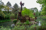 <center>Le jardin Compans-Caffarelli</center>Le dragon de fer, THOLUS, œuvre de Tom PETRUSSON, 1993.