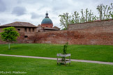 <center>Le jardin Raymond-VI </center>Les remparts sont du XIVe siècle, les tours, qui possèdent des canonnières, sont du XVIe siècle. Dôme de l'hôpital de La Grave.