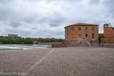 <center>Belvedere du jardin Raymond-VI </center>La tour Taillefer reste la plus importante : elle surplombe la Garonne et la chaussée du Bazacle de 35 mètres. Au XVIIIe siècle, les remparts sont progressivement détruits. On les remplace par une allée arborée. Taillefer devient quant à elle la « tour des pestiférés » : elle sert à l’hôpital de La Grave pour isoler les malades.
