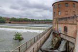 <center>Belvedere du jardin Raymond-VI </center>Usine hydro-électrique du Martinet. Deux grandes prises d'eau se trouvent sous la salle Saint- Claude-de-la-Grave, l'eau contourne la tour de Taillefer et s’engouffre dans un aqueduc souterrain du XVIIIe siècle. Il a d’abord été construit pour alimenter le moulin à farine de l’hôpital. De nombreux moulins profitaient ainsi de la force du fleuve sur la chaussée du Bazacle. Le moulin est détruit en 1774 par une inondation et il faut attendre la Révolution pour qu’un particulier, un certain Joseph Bosc, rachète la chute d’eau afin d’actionner ses martinets – des marteaux pour forger le métal – qui donneront leur nom à une rue adjacente. Il construit le canal d’amenée, maçonné en briques, où l’eau court encore aujourd’hui. A partir de 1925 on se servit de la puissance de l’eau pour produire de l'électricité. Aujourd'hui, elle appartient toujours à un particulier, qui revend cette électricité à EDF.