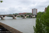 <center>Belvedere du jardin Raymond-VI </center>Le pont des Catalans. L’édification de ce pont, conçu par Paul Séjourné au début du XXe siècle, constitue la dernière étape de l’aménagement du tour de ville par les boulevards, reliant ainsi le quartier des Amidonniers à Saint-Cyprien.

Initialement baptisé pont des Amidonniers, le pont des Catalans se compose en réalité de deux ponts parallèles, ou anneaux. Ceux-ci sont situés à 10m de distance et réunis par des poutres transversales qui supportent le tablier. Il est entièrement réalisé en pierre de taille pour les piles et en brique pour les arches. Le tablier est quant à lui en béton armé.

Les ouvertures régulières dans les arches ainsi que la double teinte blanc et rouge accentuent la ressemblance avec le Pont-Neuf. Les garde-corps en fonte alternent la croix occitane et les initiales de la ville de Toulouse.

Symbole de l’amitié occitano-catalane, le pont est inauguré en 1907 lors de quatre journées de fête qui associent la ville de Barcelone.