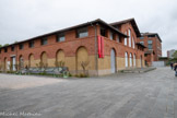 <center>Musée des Abattoirs</center>Au Moyen Âge et à l'époque moderne, il existe de nombreux lieux liés à l'abattage des animaux (abattoirs et tueries, boucheries, marchés au bétail) dans la ville de Toulouse. Au début du XIXe siècle, la municipalité de Toulouse souhaite la création d'abattoirs publics en un seul point de la ville, proche de la Garonne, dans un souci de rationalisation, d'hygiène et de contrôle. Une ordonnance royale de 1817 et une pétition de la corporation des bouchers toulousains en 1821 poussent la municipalité à confier ce projet à l'architecte Jacques-Pascal Virebent, avec un projet adopté en 1823. Le projet est finalement confié à Urbain Vitry en 1825. En 1826, la municipalité de Toulouse achète un terrain à l'hôpital de La Grave, sur la rive gauche de la Garonne, pour permettre la construction d'un complexe de grande ampleur, hors des remparts de la ville, avec une bonne évacuation des déchets mais un risque d'inondation. Les travaux débutent en 1827, avec la pose de la première pierre, et se terminent en 1831. L'ensemble ouvre officiellement en 1832.  Grande halle centrale où est installé le musée. Sur le côté, se trouvaient les étables et les quais de débarquement.