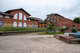 <center>Musée des Abattoirs</center>Côté de la  Grande halle centrale où est installé le musée. La composition d'Urbain Vitry est typique de l’adaptation du plan basilical aux nouveaux programmes architecturaux du début du XIXème siècle. C’est donc la monumentalité, la simplicité du langage néoclassique, le rationalisme du plan, la symétrie et la terminaison en hémicycle qui confèrent à ce bâtiment un niveau d’abstraction supérieur à celui d’un édifice utilitaire classique. En 1913, la démolition et la reconstruction des abattoirs, jugés insalubres, sont décidées, avant d'être abandonnées après la Première Guerre mondiale. Un projet de réhabilitation sanitaire et d'extension est décidé en 1927 sous la direction de Jean Montariol, avec une nouvelle inauguration en 1930. L'activité des abattoirs se poursuit jusqu'en 1988, avant une fermeture motivée pour des problèmes structurels et sanitaires, ainsi que de pollution des eaux de la Garonne.