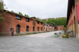 <center>Musée des Abattoirs</center>A gauche, anciennes étables et écuries, maintenant des locaux administratifs.