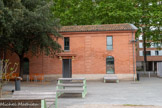 <center>Musée des Abattoirs</center>Les petits bâtiments, à gauche et à droite de l'entrée étaient les locaux adminidtatifs et les bureaux d'exloitation.