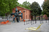 <center>Musée des Abattoirs</center>Fernand Léger. (1881, Argentan, France - 1955, Gif-sur-Yvette, France). La Grande Fleur qui marche
Bronze, patine verte Florentine
Réalisation : Fonderie Tesconi, Pietrasanta (Italie)
Réalisation d'après la sculpture en terre cuite émaillée polychrome de Fernand Léger, La Fleur qui marche, de 1952, conservée au Musée national Fernand Léger, Biot. <br> Tout au long de sa carrière, Fernand Léger a abordé différents domaines artistiques (peinture, céramique, architecture, poésie, etc.). Dès les années 1920 il promeut un art “hors cadre