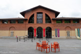 <center>Musée des Abattoirs</center>La réalisation d'un « Espace d'art moderne et contemporain de Toulouse et Midi-Pyrénées » sur le site des anciens abattoirs est décidée en 1991, avec la création d'un syndicat mixte entre la ville de Toulouse et l'ancienne région Midi-Pyrénées et le soutien du ministère français de la Culture. En 1995, trois structures sont réunies : le musée d'Art moderne et contemporain de Toulouse, le FRAC Midi-Pyrénées et le CRAC de Labège. En 1995, un concours est lancé pour la maîtrise d'œuvre du projet. Celui des architectes Antoine Stinco et Rémi Papillault est retenu, les travaux commençant en 1997[. Les Abattoirs ouvrent officiellement en 2000. Le bâtiment principal accueille l'espace d'exposition ainsi que les réserves, un auditorium et une librairie : il est composé d'une nef centrale accompagnée de collatéraux, au-dessus desquels se trouve deux espaces à l'étage, communiquant par des passerelles.