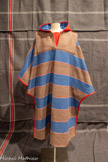 <center>Musée des Abattoirs</center>Poncho
Hiver 1977
Jean-Charles de Castelbajac pour Ko and Co
Poncho en serpillière fait sur mesure, motif rayures exclusif
La Piscine - Musée d'art et d’industrie André Diligent, Roubaix.
