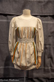<center>Musée des Abattoirs</center>Robe-tablier
1971
Robe-tablier en torchons de cuisine en toile de coton Archives Jean-Charles de Castelbajac