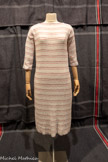<center>Musée des Abattoirs</center>Robe « Pansement ». 1976. Jean-Charles de Castelbajac. Robe en bandes Velpeau, crêpe de coton stretch tissé en grand. largeur, motif rayures exclusif. Collection privée.