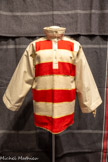 <center>Musée des Abattoirs</center>Tunique
Été 1976
Jean-Charles de Castelbajac pour Ko and Co
Polo en serpillière (wassingue), toile de bâche tissée à partir de déchets textiles, motif rayures exclusif.
Musée des Arts décoratifs, Paris, dépôt du Centre national des arts plastiques en 1986.