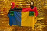 <center>Musée des Abattoirs</center>K-Way poncho deux places
1986
Jean-Chartes de Castelbajac pour K-Way
Double poncho en nylon Penn pour deux personnes, séparable par un zip et pliable dans les poches.

