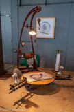 <center>La Halle de La Machine</center>Machine à dessiner avec le vent. Acier, chèvre de levage, papier, fusain.
