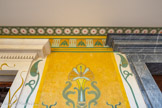 <center>Le château Laurens</center>En haut du mur de la façade court une frise, dont les métopes sont ornées d’un
insecte rappelant les mouches stylisées du collier de la reine Ahhotep. Pourtant, certains
détails morphologiques, comme la forme des ailes et de l’abdomen, révèlent plutôt la eprésentation d’une cigale. La couleur verte évoque l’insecte homoptère juste après sa
mue. Le triglyphe de la frise ressemble à un groupe de trois colonnes papyriformes, le signe hiéroglyphique M 125. Parée de marbre noir, la porte principale se présente à l’égyptienne ou presque. Une lourde corniche moulurée supporte les dormants de la porte, traitée pour rendre l’aspect d’une « corniche à gorge ».