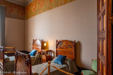 <center>Le château Laurens</center>La chambre de sa soeur, Marguerite Laurens. Le lit est en noyer sculpté de motifs végétaux caractéristiques de l'Art Nouveau. Les chevets sont également agrémentés de pièces de cuir pyrogravé. Commande passée à Léon Cauvy, ainsi qu'une paire de tables de nuit en noyer sculpté de motifs végétaux, à un vantail agrémenté de cuir pyrogravé et à un tiroir.