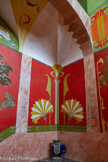 <center>Le château Laurens</center>Dans l’angle du palier, une fleur de papyrus évoque les éventails employés en Égypte et une longue tige de roseau surmontée de sa fleur paniculée, le chasse-mouches en plume d’autruche. Une des longues tiges de papyrus
se termine par une fleur qui n’est autre que la trompe de la voûte en plâtre qui possède
la même forme que les fleurs-éventails : un jeu subtil entre décor peint et éléments
structurels.
