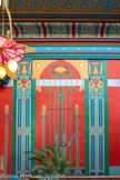 <center>Le château Laurens</center>Le décor mural du premier étage est constitué de panneaux décoratifs floraux, à la manière
d’un bouquet monté égyptien, vu précédemment, délimités par des piliers hathoriques de style égyptisant qui s’inspirent des modèles de l’album de Prisse d’Avennes.