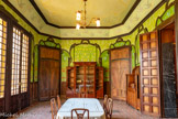 <center>Le château Laurens</center>Dans la salle à manger d’apparat, Eugène Dufour, peintre marseillais, a créé sur les murs une décoration végétale stylisée mettant en scène des citrons, des abeilles… dans une dominante de vert prairie. Les boiseries ornementales affirment le style Art nouveau de la pièce. La bibliothèque en noyer teinté acajou foncé, est composée d'une partie centrale, à corniche, ouvrant à deux vantaux vitrés et de deux parties latérales ouvrant chacune à un vantail également vitré. L'ensemble est décoré de garnitures de laiton. Signée Cauvy Léon .