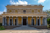 <center>Le château Laurens</center>La façade de la Villa Laurens, savant mélange de néo-classicisme et d’Art nouveau, symbolise toute la démarche de son propriétaire, soucieux de s’amuser des styles et de vivre avec son temps. Le château a été conçu à partir de 1898 pour Emmanuel Laurens
par l’architecte montpelliérain Jacques Février.
À la façon de l’Antiquité classique, la façade principale est marquée par un perron monumental donnant accès à un grand portique à colonnes et pilastre. L’ensemble
se détache sur un mur à décor de papyrus et de grandes de fleurs de lotus égyptiennes. Cette composition antiquisante est accentuée par le jeu de toits-terrasses, par la polychromie des façades et par le pavement en mosaïque de la galerie à colonnes.