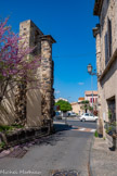 <center>Vias</center>L'accès au village se faisait par quatre portes, dont seule subsiste la porte de St-Thibéry.